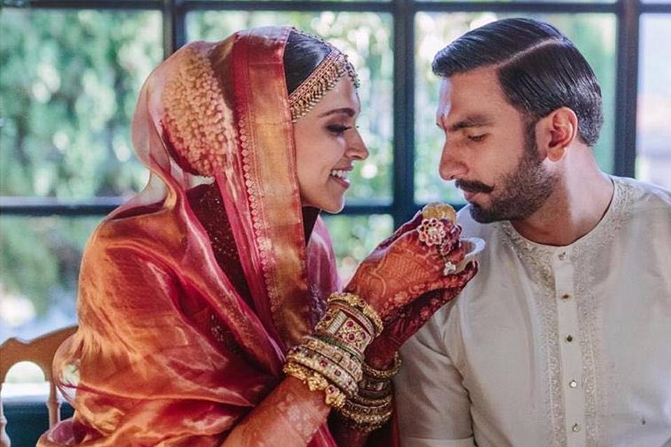 https://cdn0.weddingwire.in/article/1767/3_2/960/jpg/77671-top-indian-celebrity-weddings-of-all-times-indian-express-deepika-ranveer.jpeg