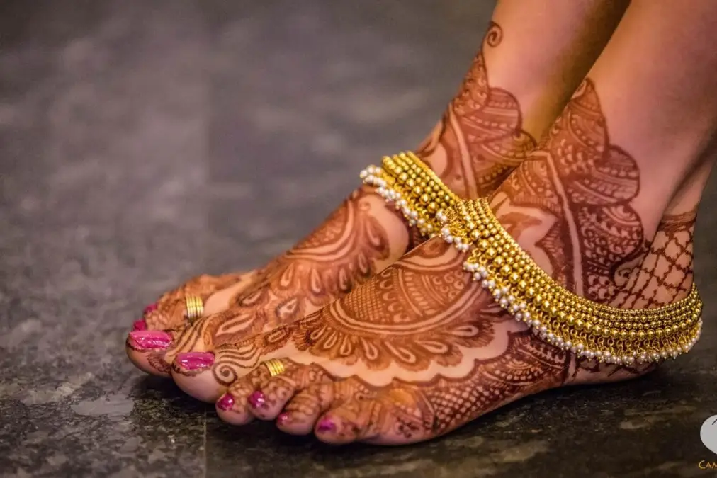 Aisha's Mehndi 100 | Bridal foot jewelry, Foot jewelry, Toe rings