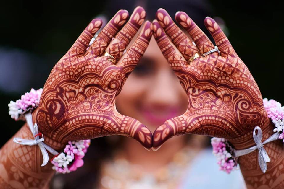 25+ Fresh & Stunning Foot Mehndi Designs for the Modern Brides |  WeddingBazaar