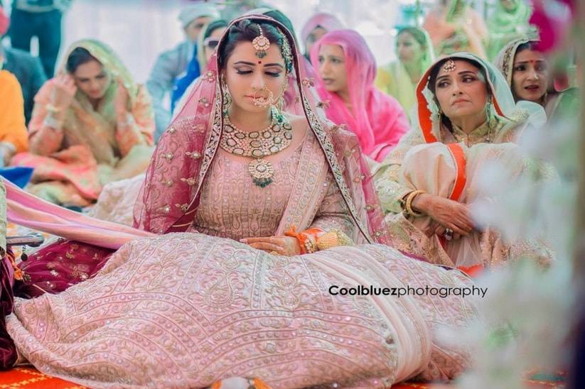 https://cdn0.weddingwire.in/article/1877/3_2/960/jpg/7781-indian-wedding-dresses-coolbluez-photography-lead-image.jpeg