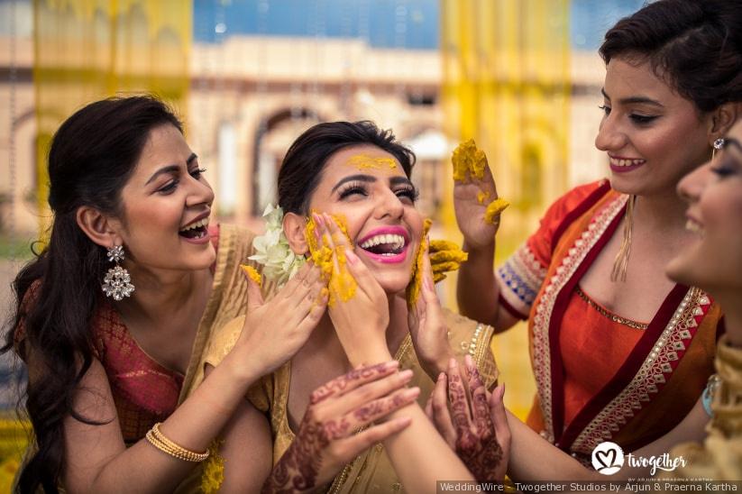 Afsana Khan twirls with groom Saajz in a beautiful yellow lehenga on her haldi  ceremony; Donal Bisht, Rakhi Sawant and others attend | The Times of India