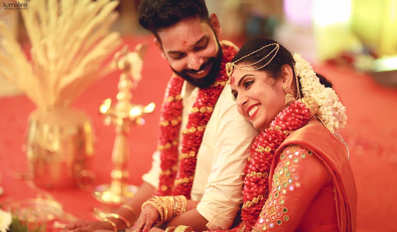 Kerala Wedding Styles on Instagram: “@whitemirrorweddings  @keralaweddingstyle… | Wedding couple poses photography, Wedding photoshoot  props, Couple photoshoot poses