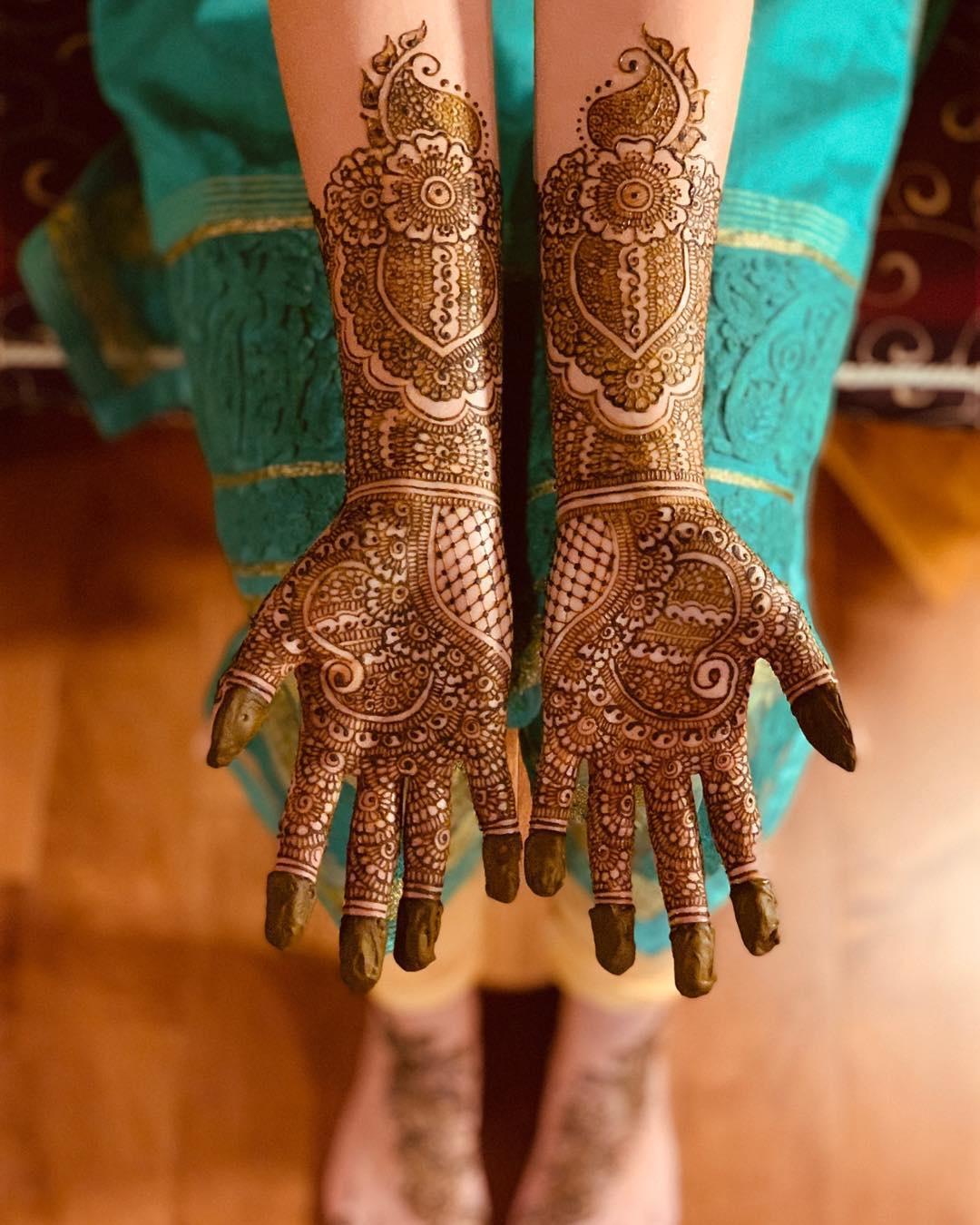 Unique And Gorgeous Mehendi Designs We Are Giving Our Hearts To! | WedMeGood