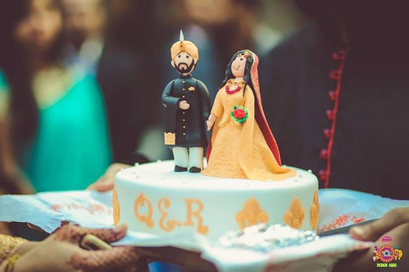 Beautiful Anniversary Cake With Couple Toppers | bakehoney.com