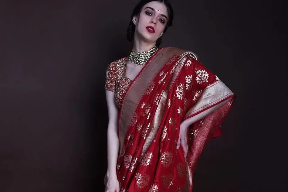 Look Hot in a Red Saree With Golden Border This Wedding Season
