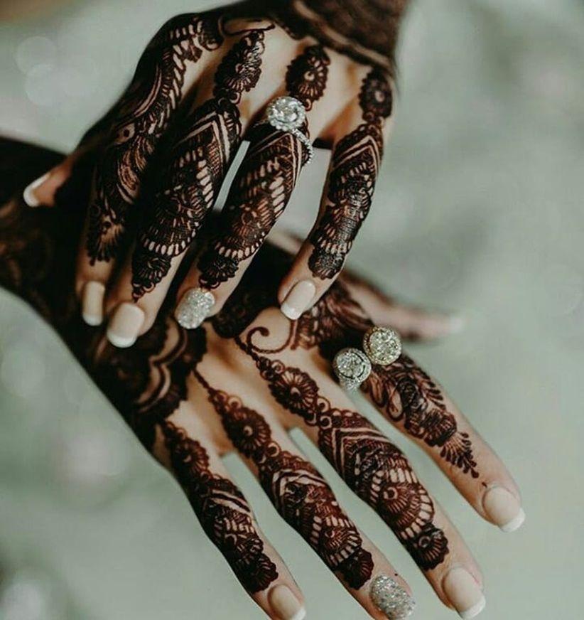 Beautiful black henna design 😍😍 | Pretty henna designs, Hand henna, Henna