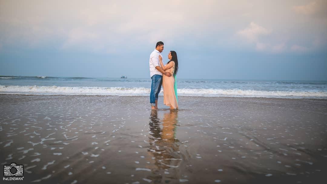 Gorgeous Pre-wedding Beach Photoshoot Ideas to Save this Wedding Season! |  WeddingBazaar