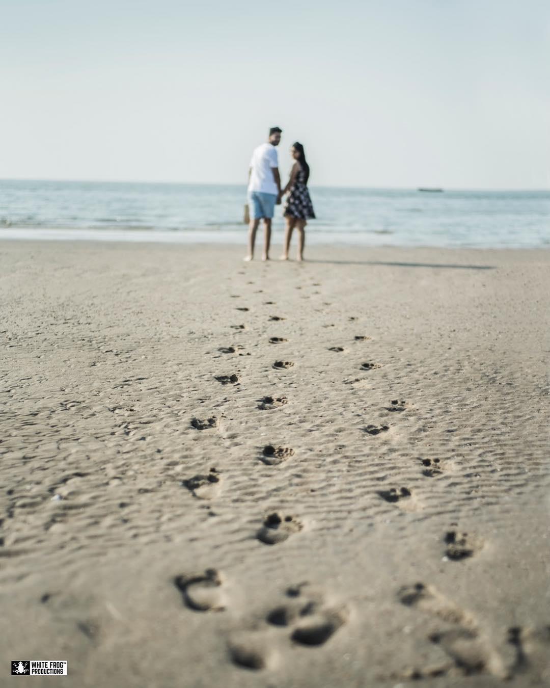 96042 photograpy poses for a preweddingbeach shoot whitefrogproductions footprints in the sand