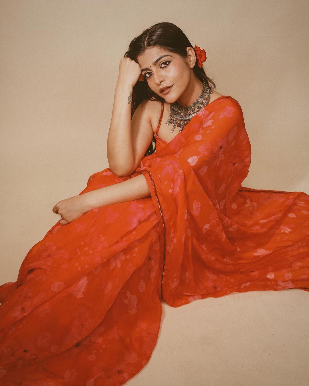 Elegant Poses In Saree You Must Try✨ Pretty Saree From @cheluva_collections  . . . . #sareeposes #sareelove #elegantpose #poseideas #s... | Instagram