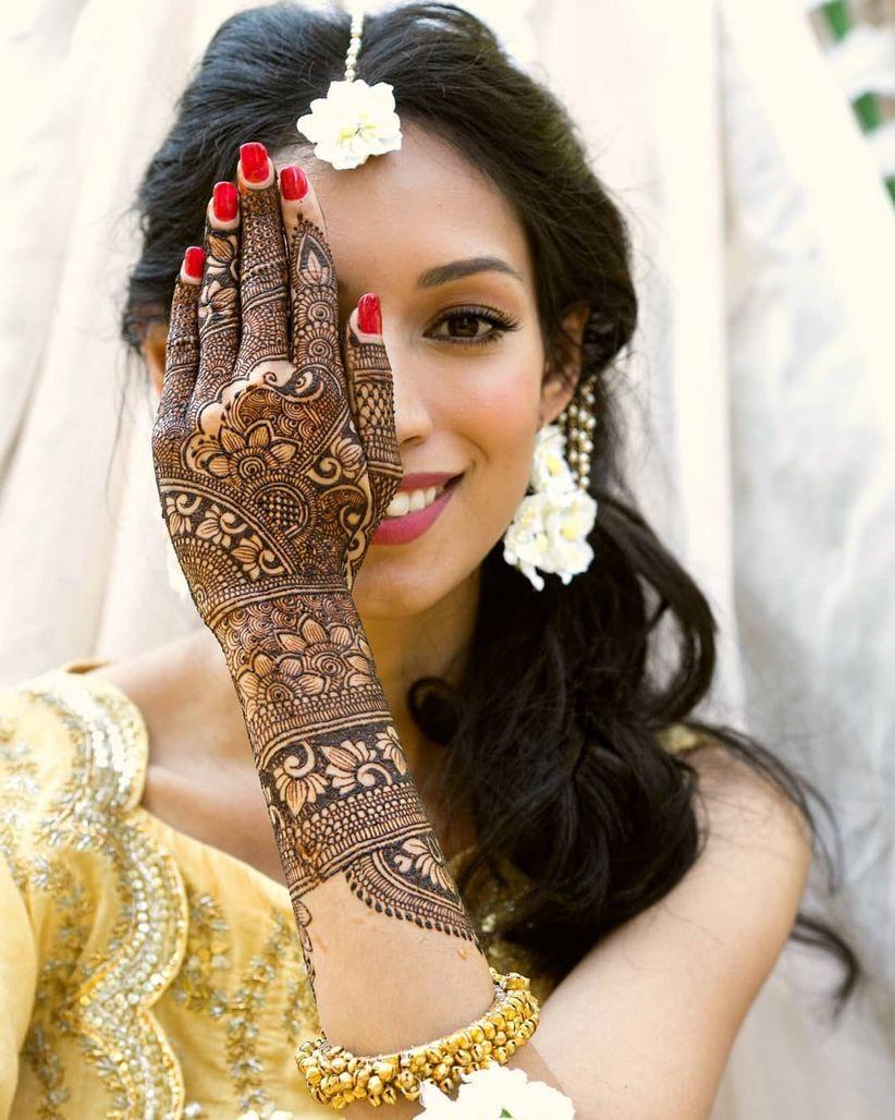 Bride posing with Mehendi in hand - PixaHive