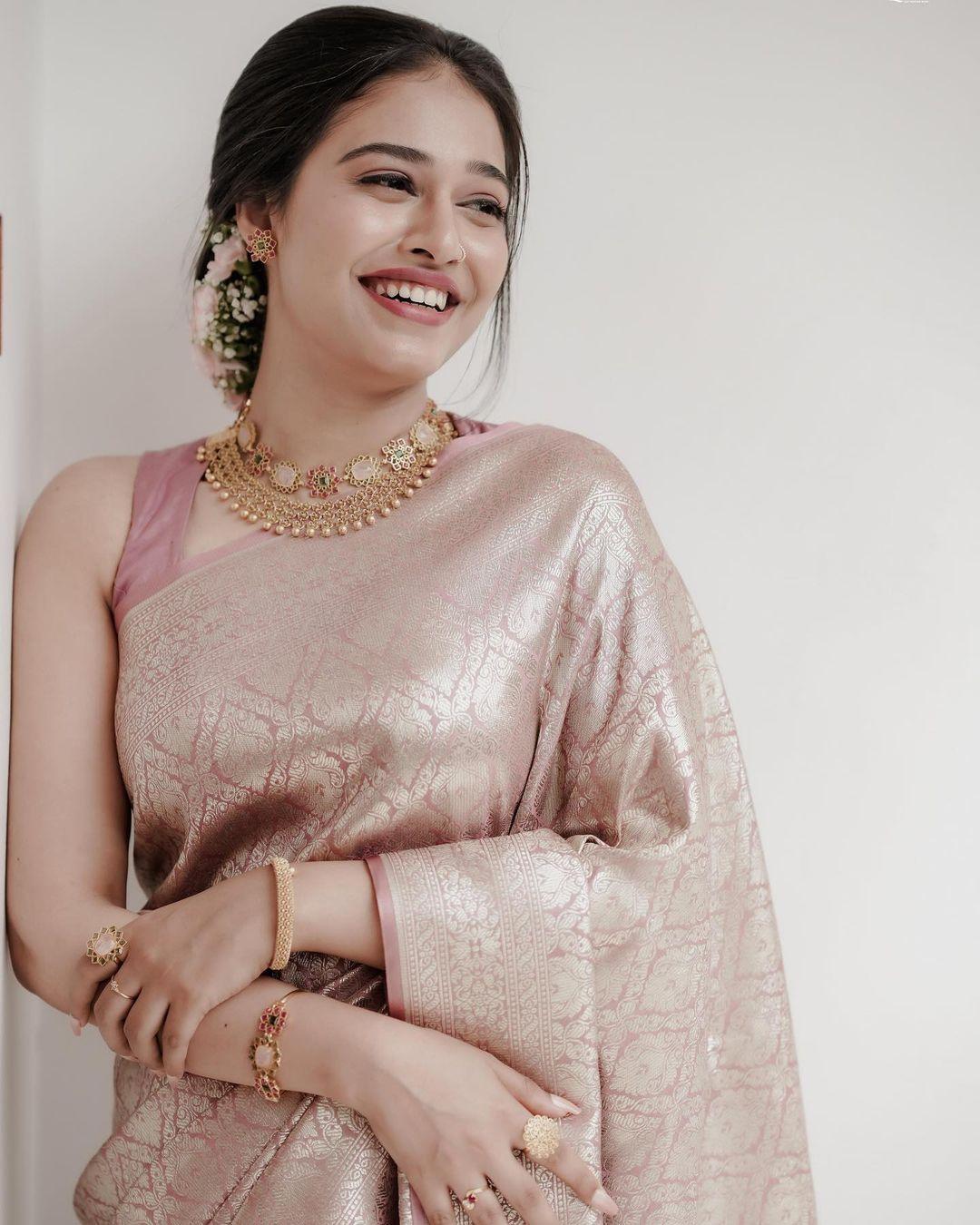 100+ Saree Poses for Photoshoot To Embrace the Fashionista In You