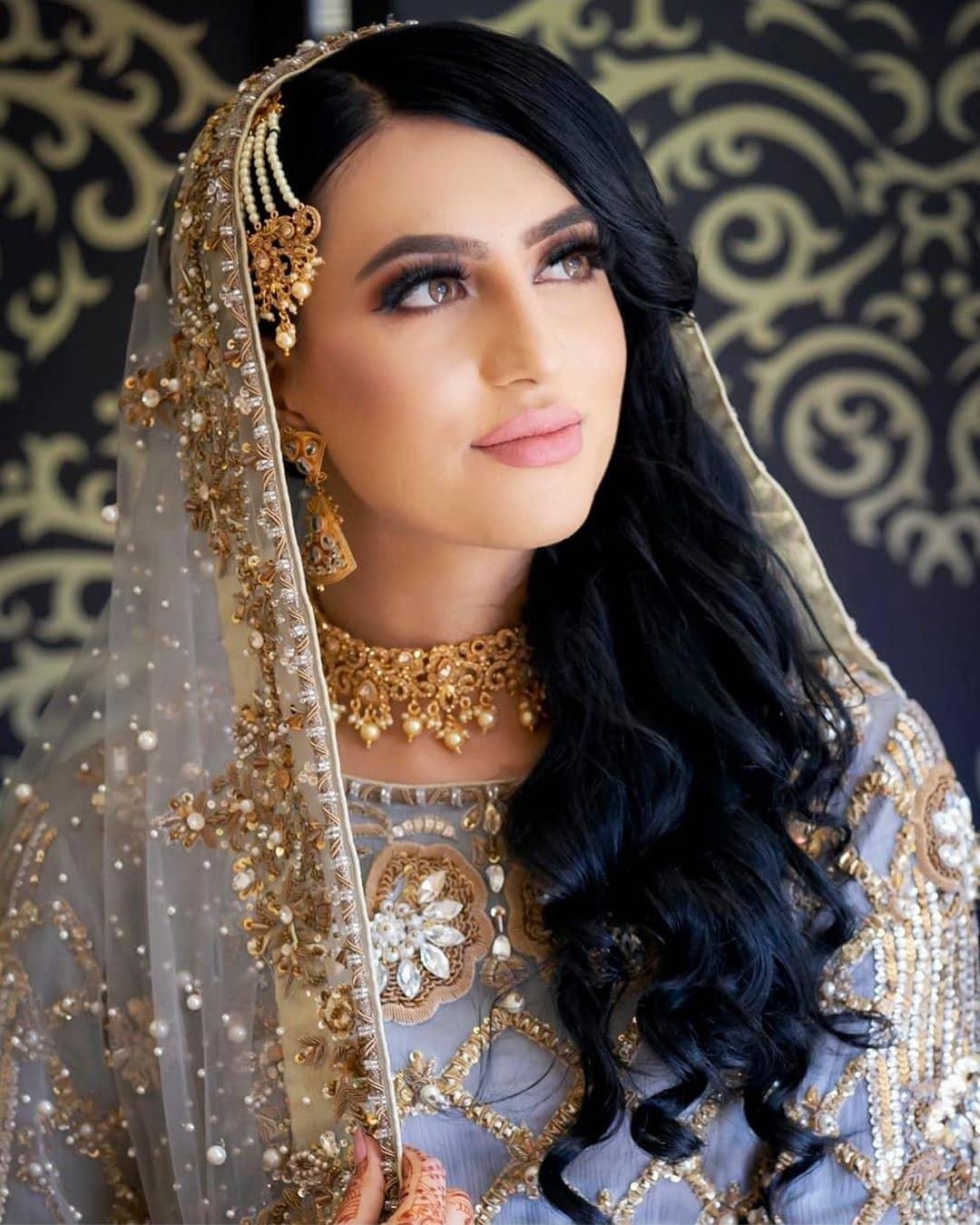 10 Mesmerising Images of Gold Necklace Sets for a Beautiful Bride