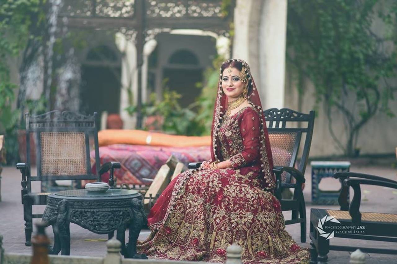 Indian bride sitting hi-res stock photography and images - Alamy