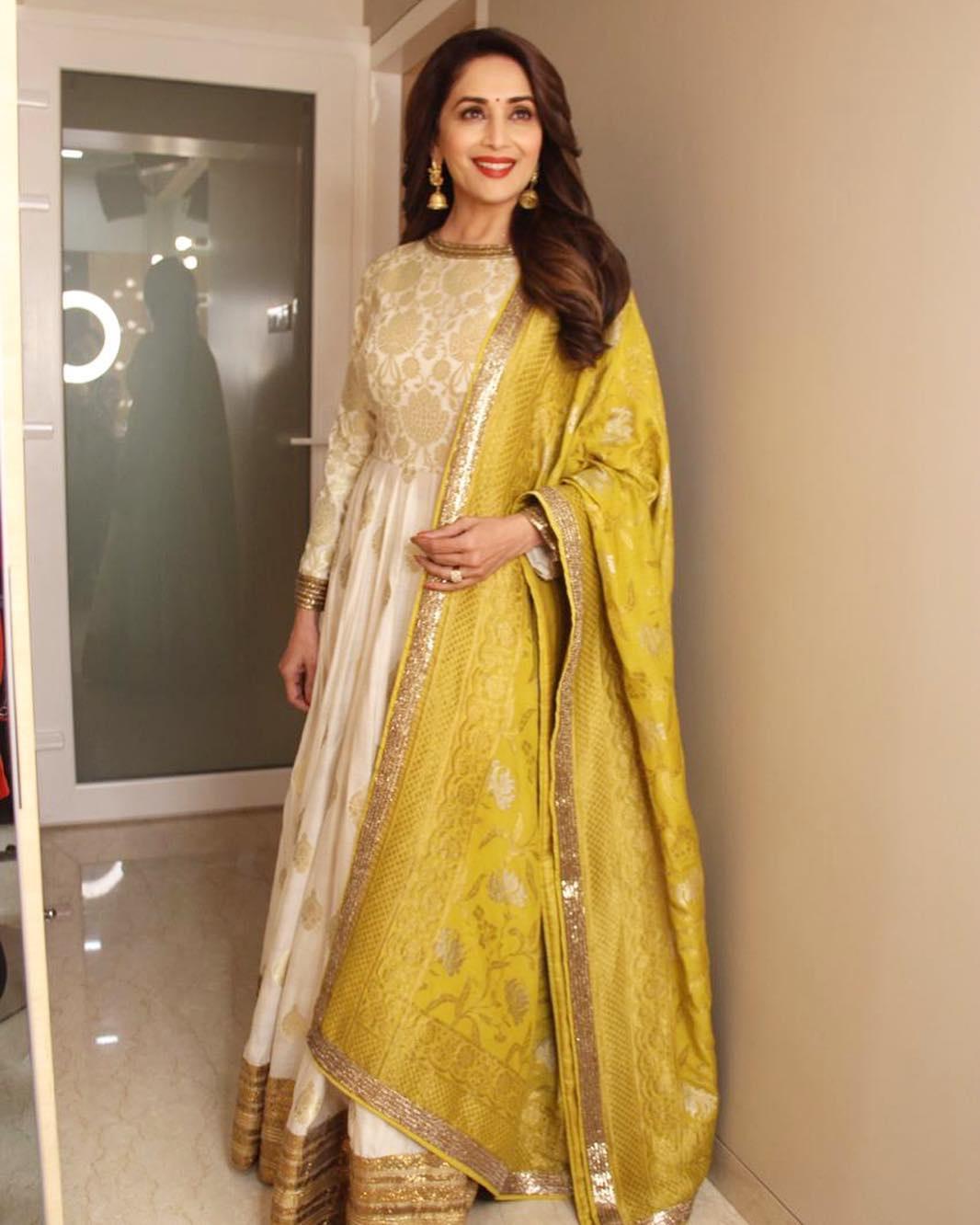 Kareena Kapoor Khan Looked Like a Fairy in Manish Malhotra's Designer –  Lady India