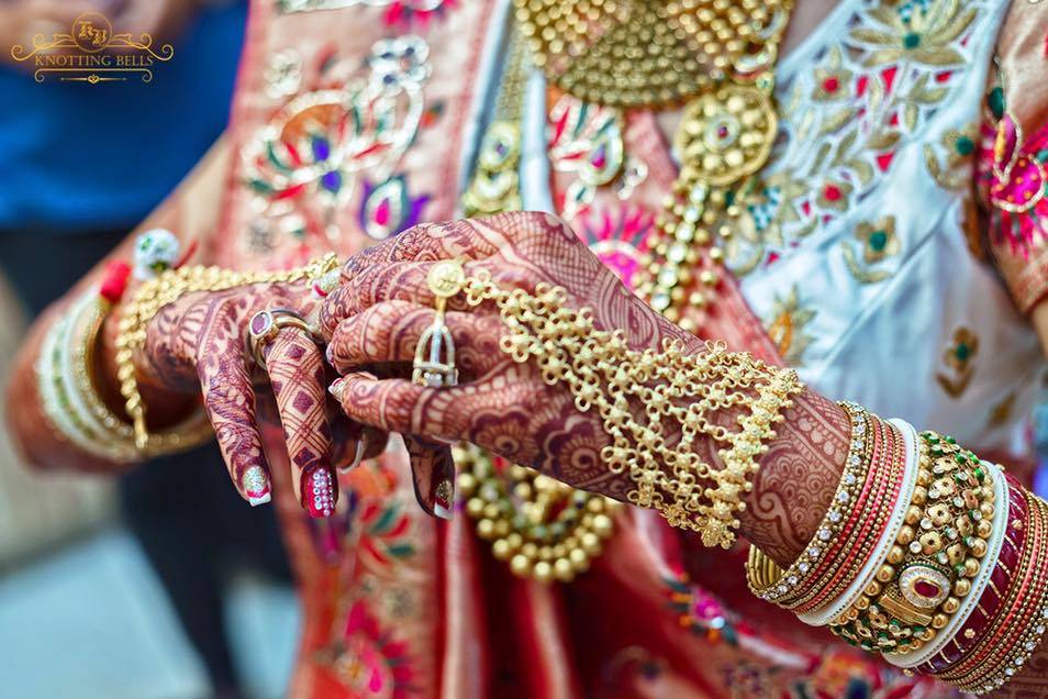 8 Ways To Style Your Fancy Bangles And Add Some Major Bling To Your Bridal Outfit