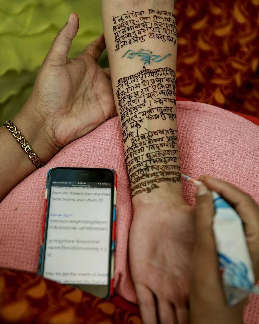 Watch as a mother creates a special mehndi design for her daughter as she  celebrates the beautiful bond of love and tradition. 🌸💖 ... | Instagram