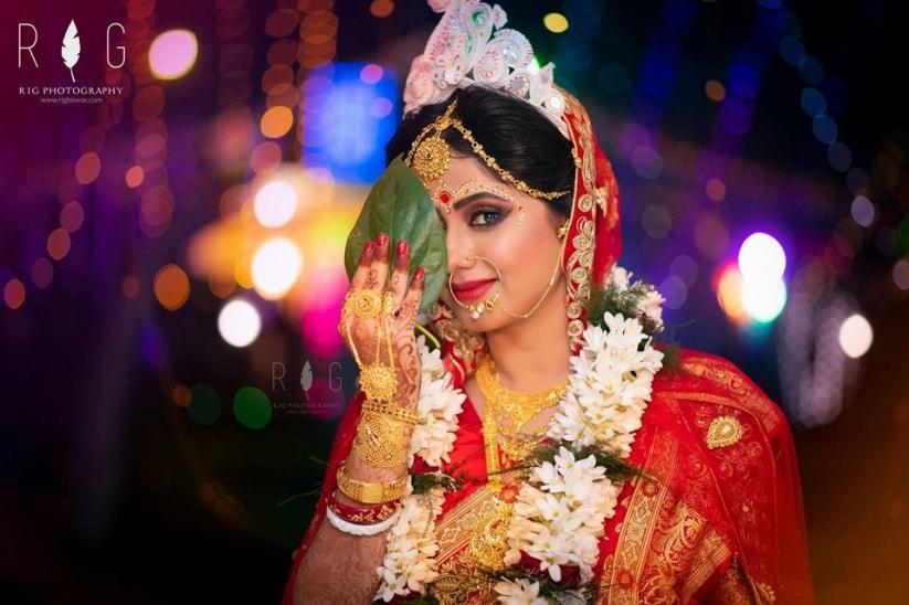 Bengali traditionalredengagementmakeuplookinsareeengagementmakeupand hairstyleBengaliengagementmakeupforbride  WedAbout