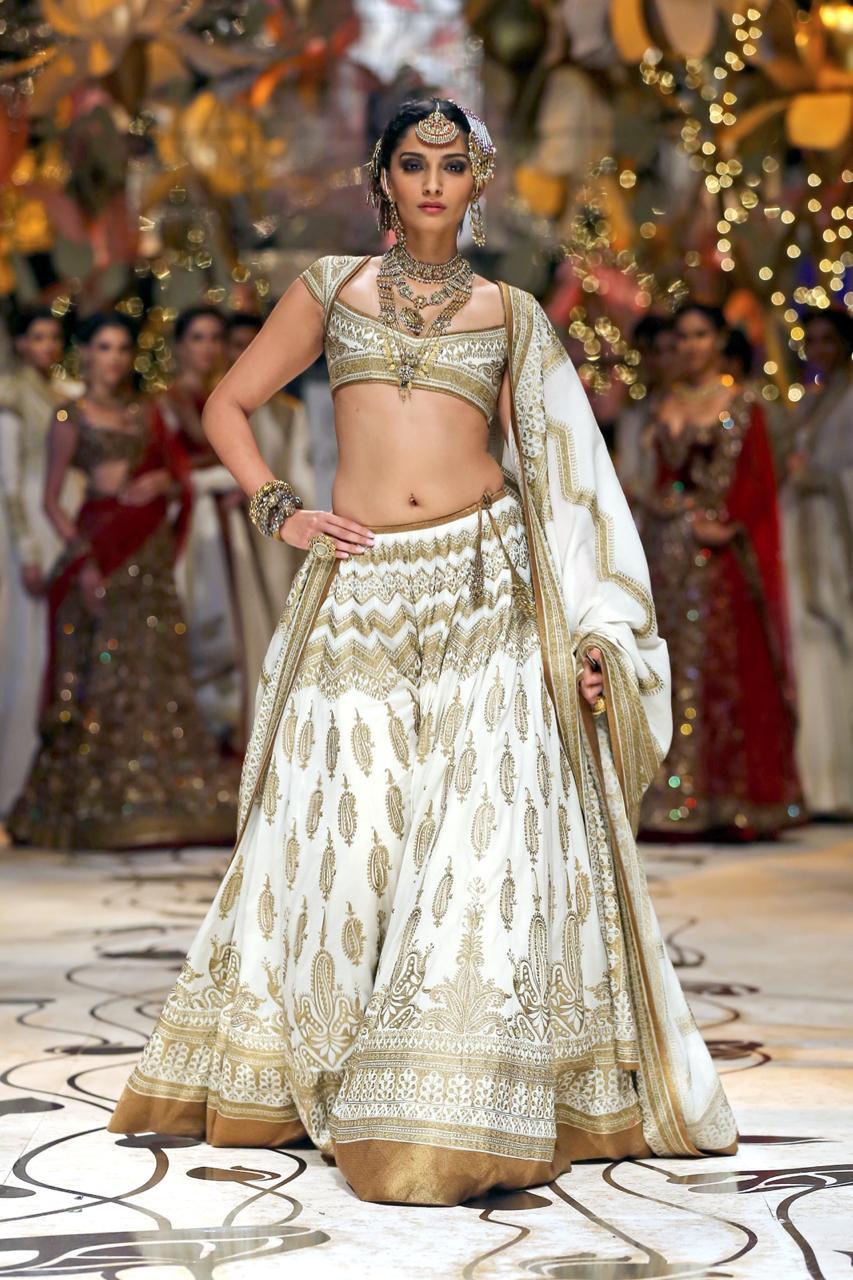 Former-Miss-India-Amruta-Patki-displays-a-creation-by-designer-Rohit-Bal -on-Day-4-of-India-Bridal-Fashion-Week-in-New-Delhi-on-July-25-2013 –  India's Wedding Blog