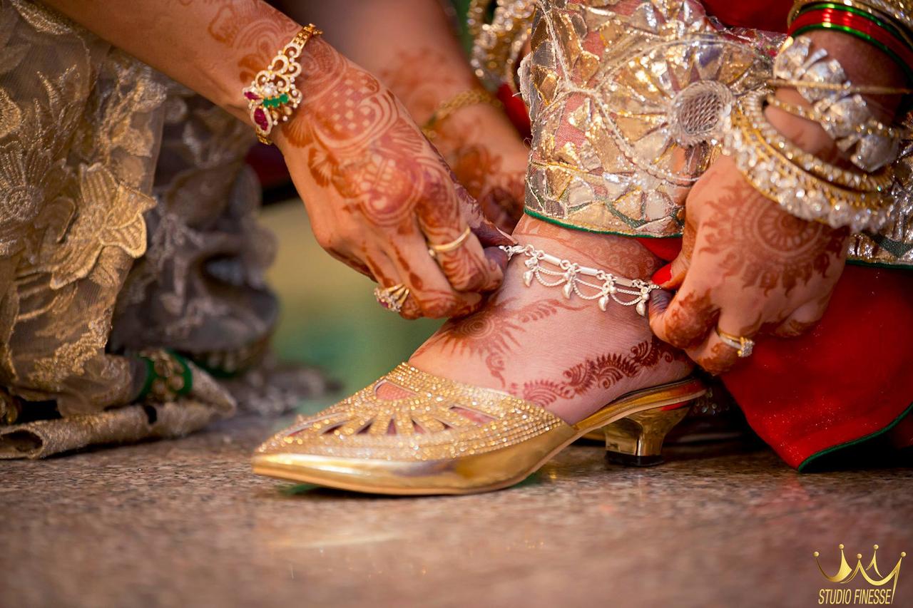 Bridal Shoes Every Indian Girl Must Have For Her Wedding | Indian wedding  shoes, Bridal sandals, Bridal shoes