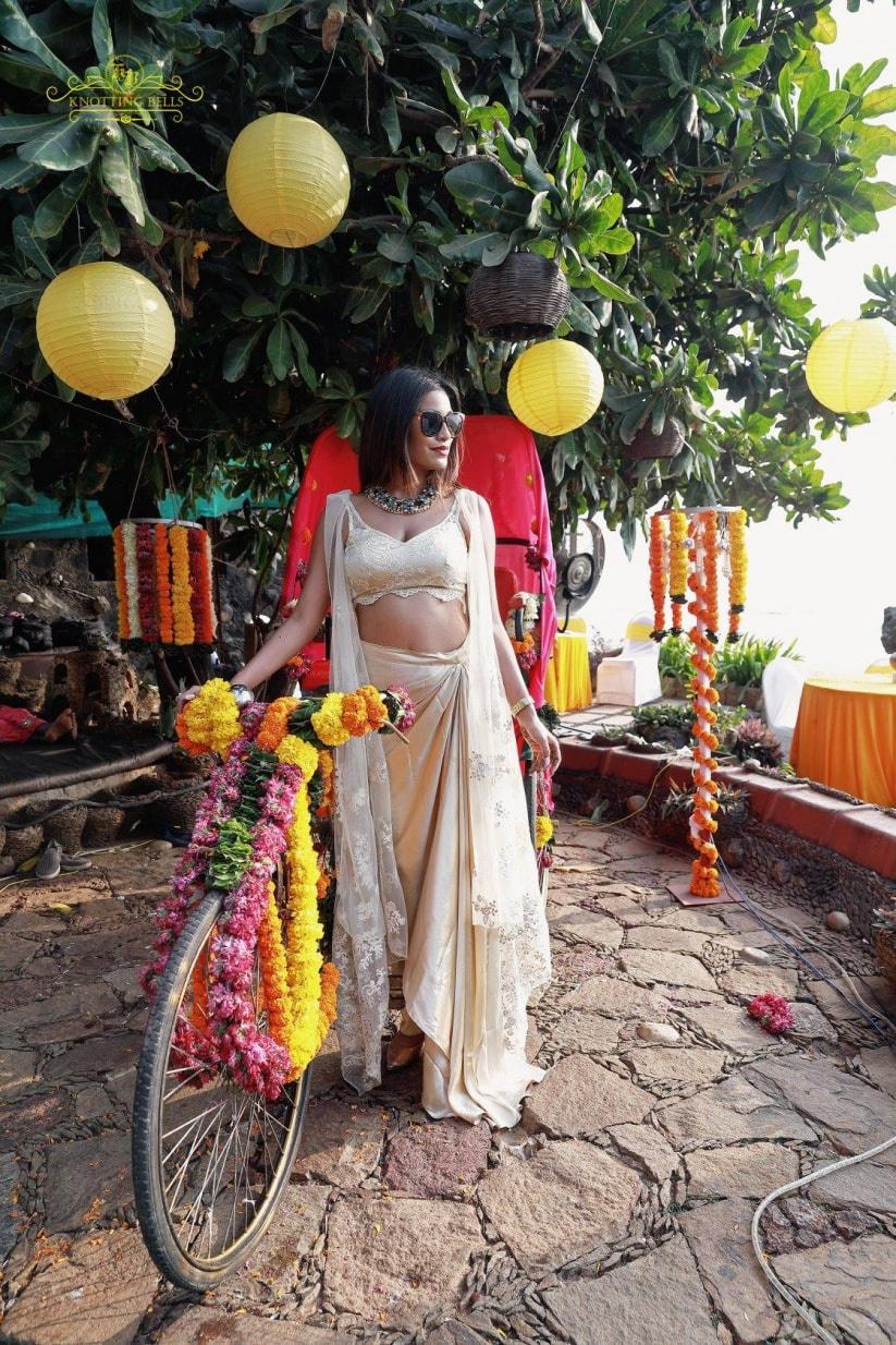 Maharashtrian woman in traditional dress applying tilak holding a pooja  plate, Stock Photo, Picture And Low Budget Royalty Free Image. Pic.  ESY-040554159 | agefotostock