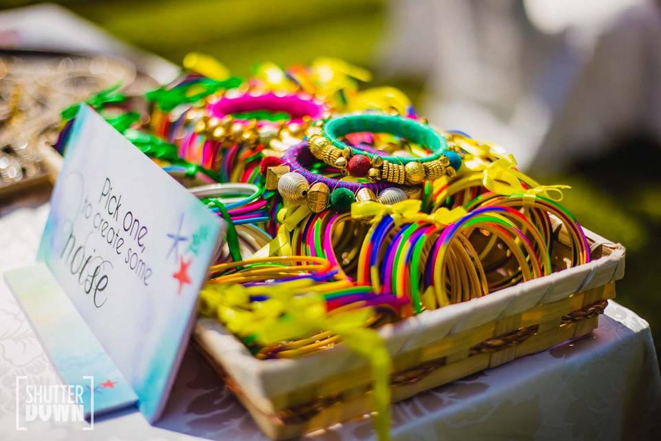 Learn How to Prepare Thread Bangles and Gift Them to Your Best Friends as You Give Them the Big News