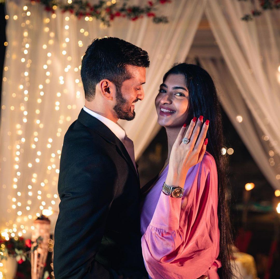 Hanna S Khan flaunting her engagement ring
