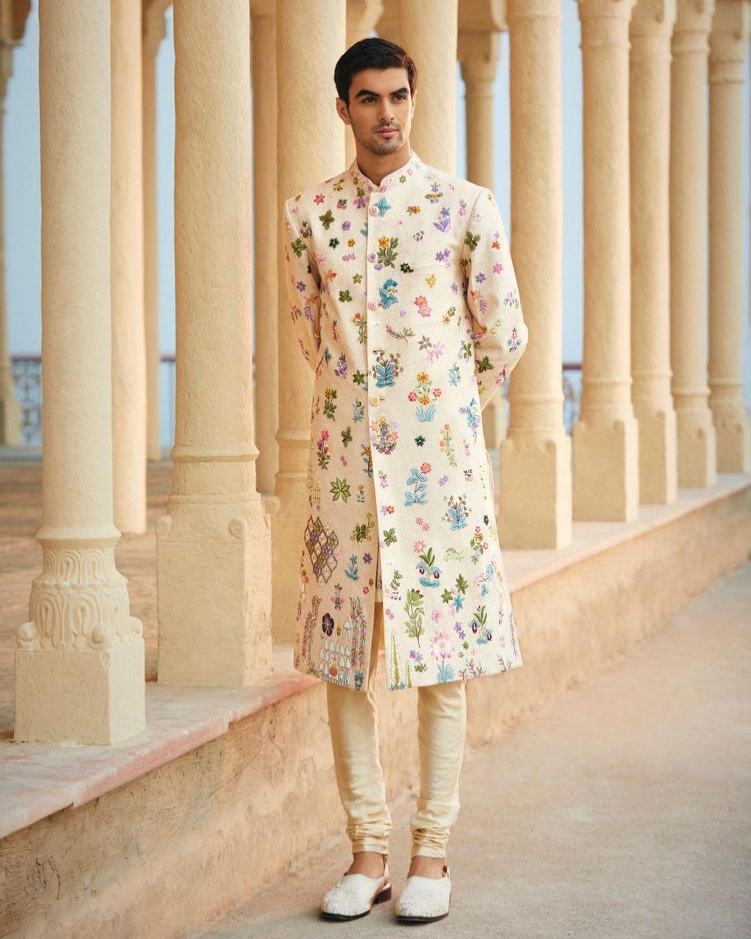 Sherwani for Groom in Pakistan Mens Wear Wedding Dresses