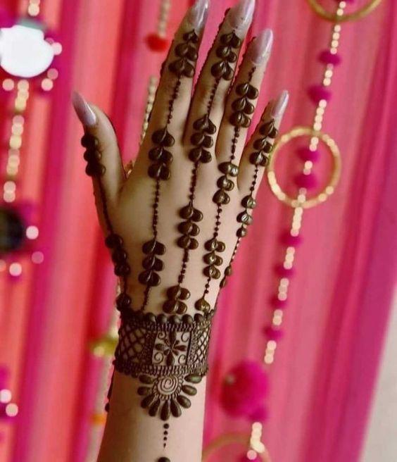 20+ simple mehndi design ideas to save for weddings and other occasions! |  Bridal Mehendi and Makeup | Wedding Blog