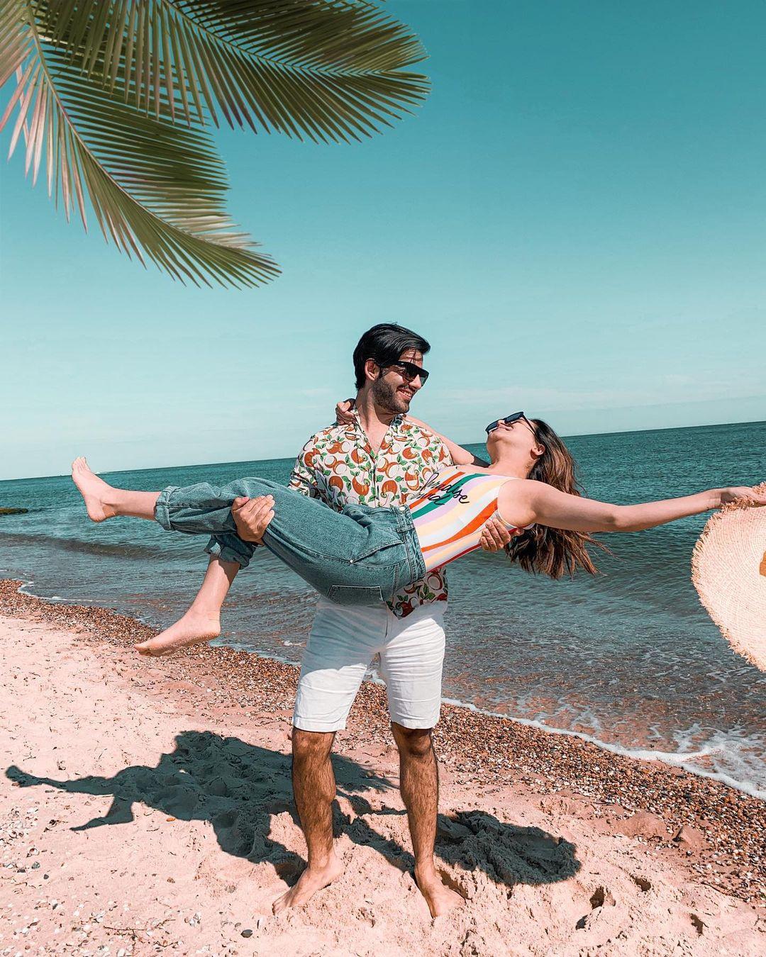 91053 honeymoon lookbook for couples kompal matta kapoor tropical honeymoon jpg