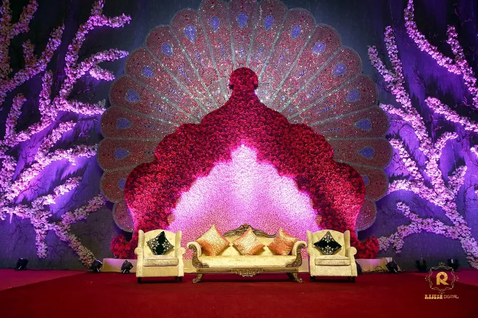 https://cdn0.weddingwire.in/article/3591/original/960/jpg/21953-wedding-stage-rajesh-digital-baroque-flowers-and-lights.webp