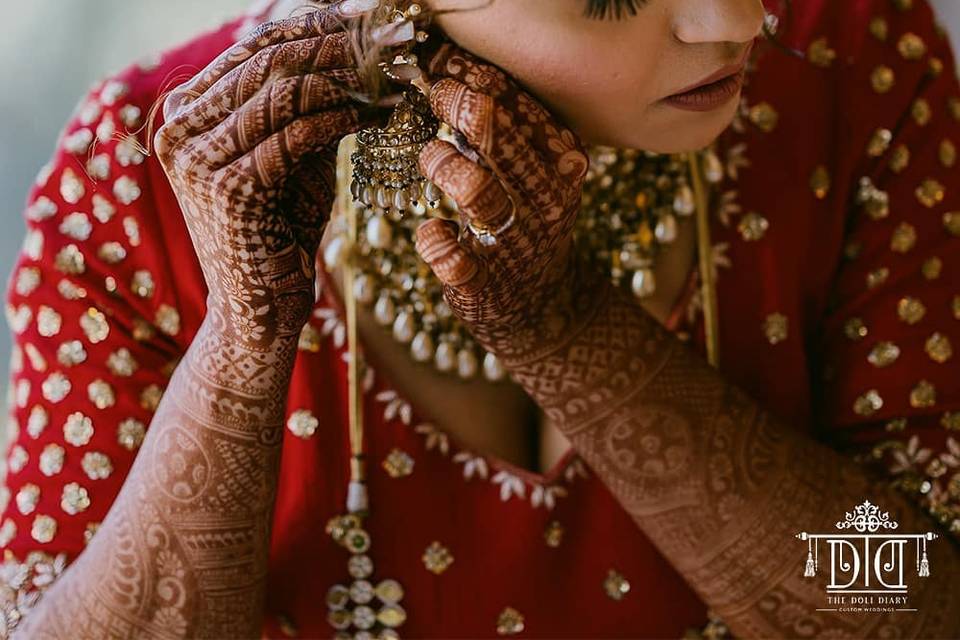 Shimmery And Glamourous Golden Lehengas Donned By Real Brides