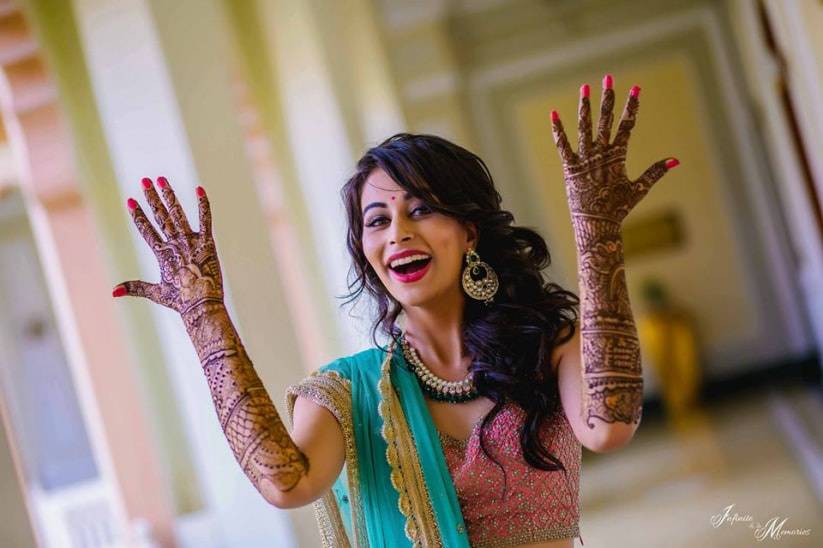 Indian Bride Posing Showing Her Mehndi Stock Photo 1390018502 | Shutterstock