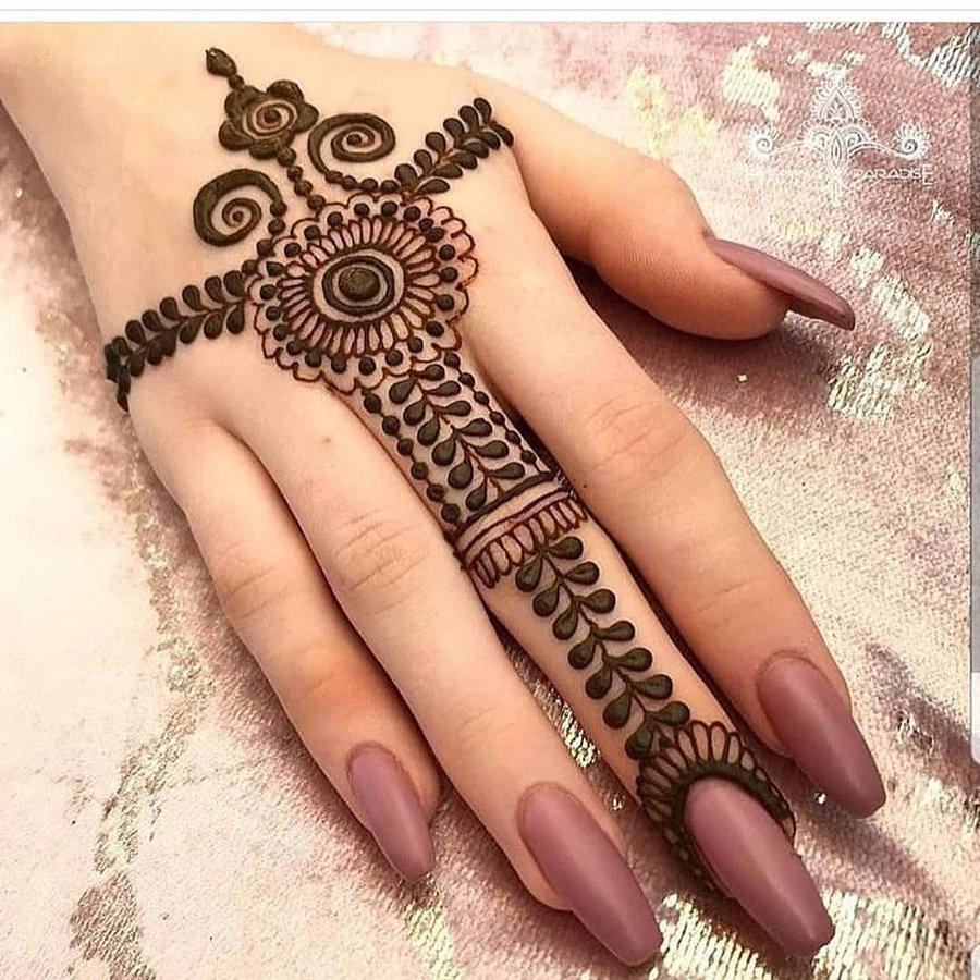 Easy Mehndi Design: छोटे हाथों पर सुंदर लगते हैं मेहंदी के ये डिजाइन, आप भी  करें ट्राई | simple mehndi design for small hands | HerZindagi