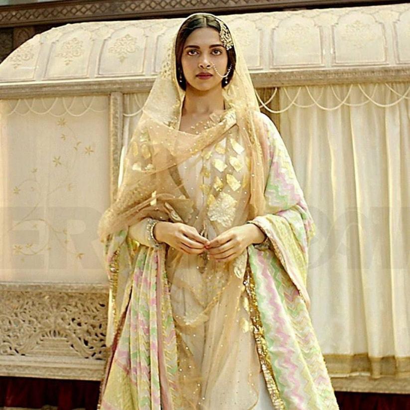 Deepika Padakoune Dresses in Bajirao Mastani by Designer Anju Modi