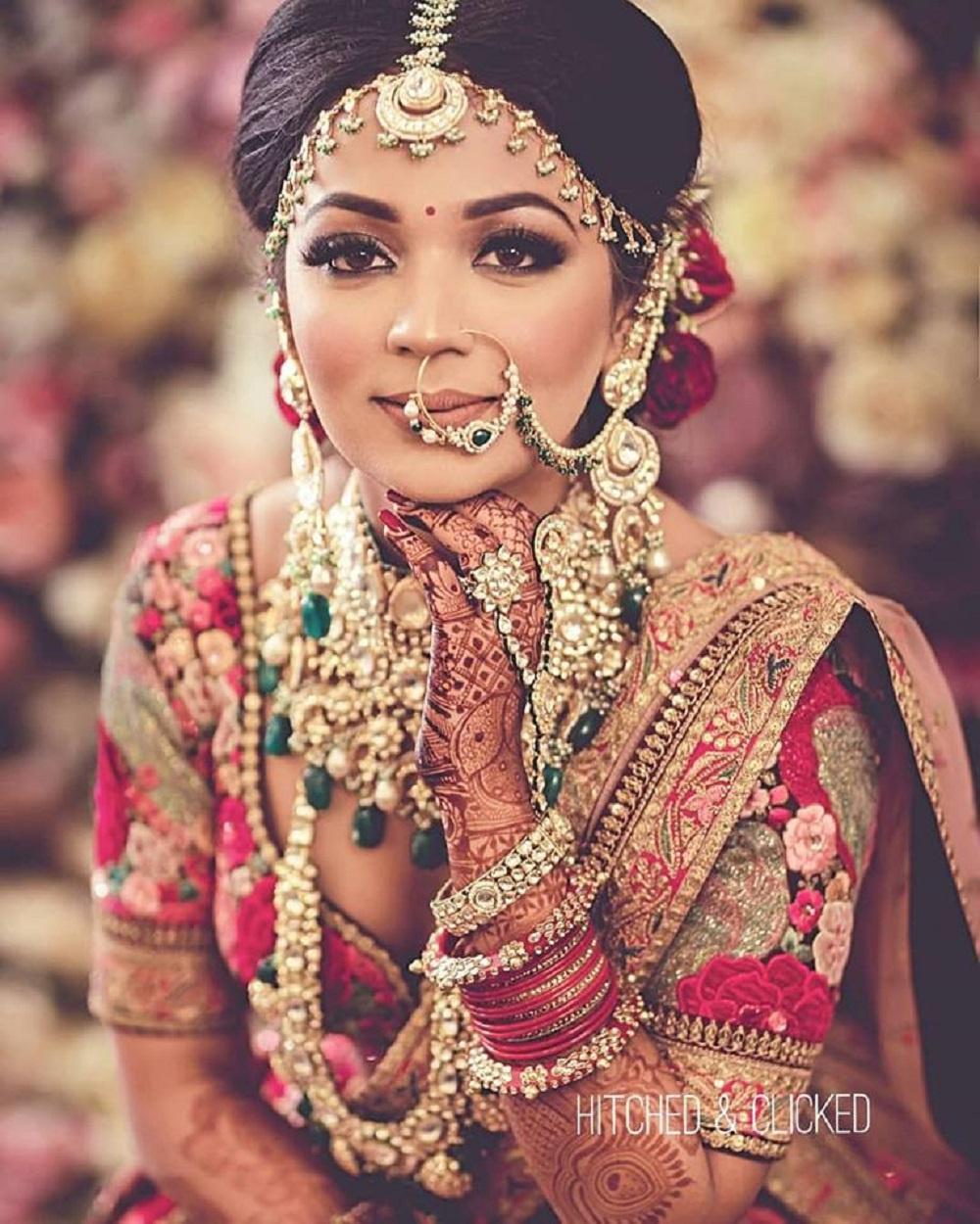 Bride with hot sale maang tikka