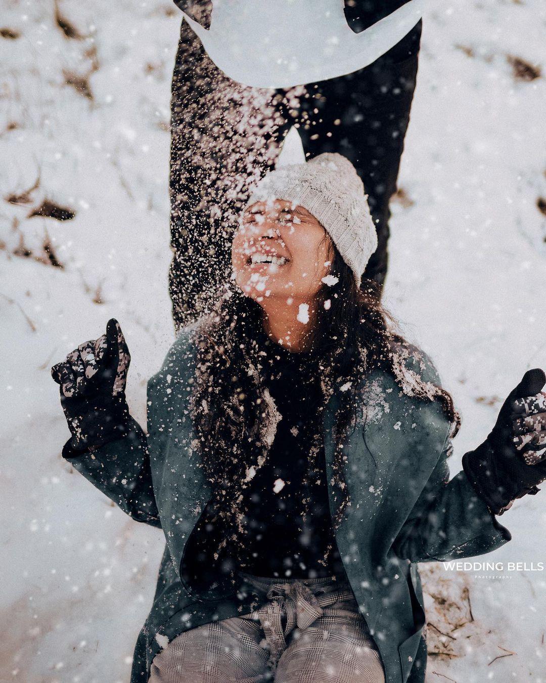 Winter Wonderland Snowy Engagement Photos - Hannah Barlow Photography