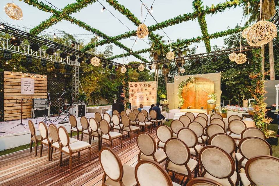 Latest & Beyond Ordinary Wedding Seating Ideas for Couples & Guests