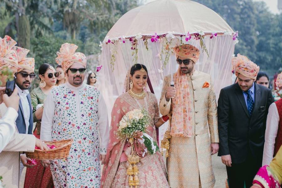 10 Monsoon Wedding Wear Tips to Swear by for a Hassle-free Soiree 