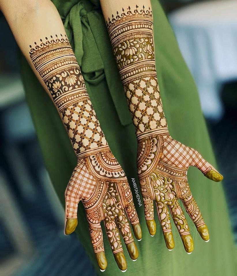 Photo of Arabic bel Mehendi design for the back of the hand.