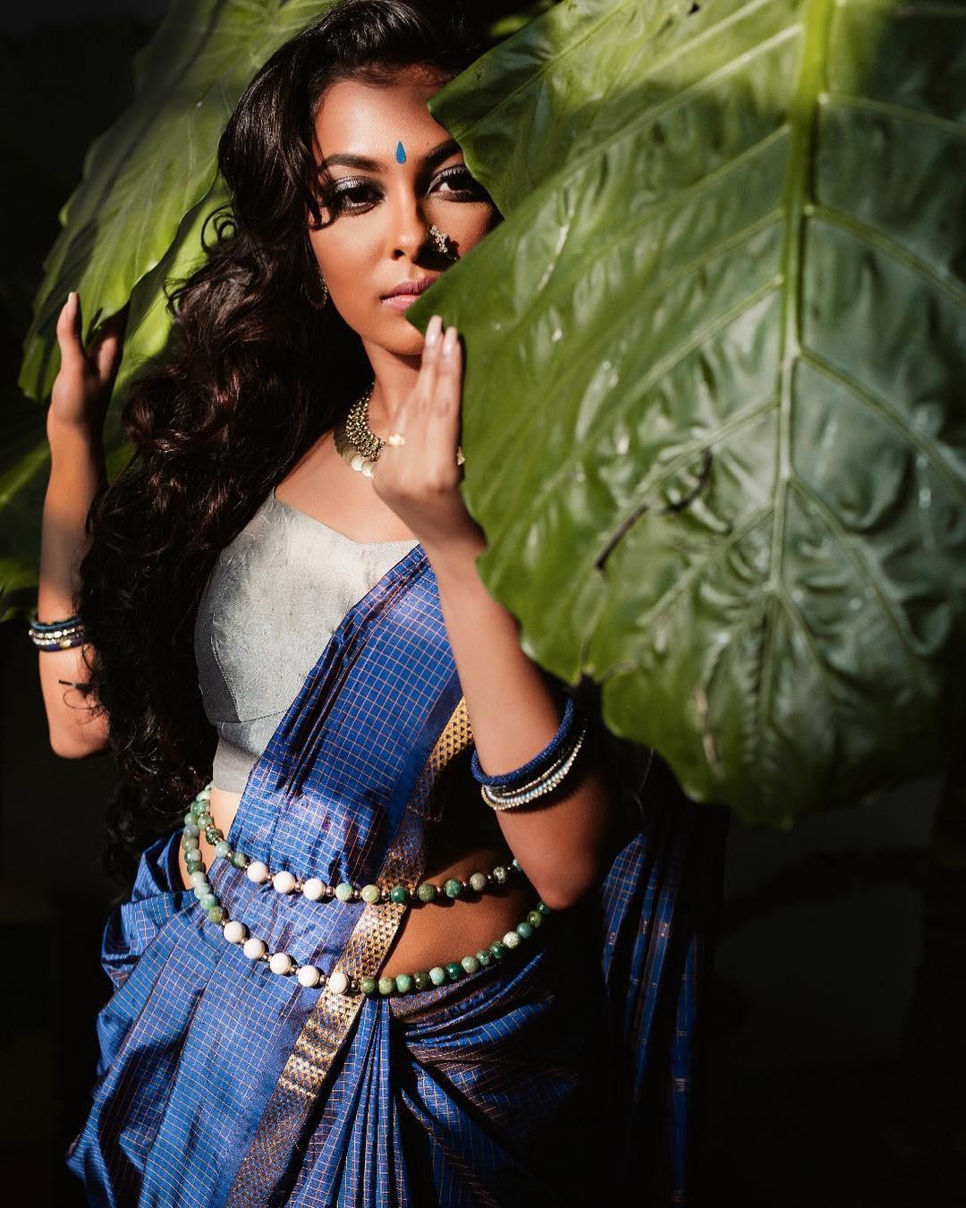 Blue saree sale with jewellery