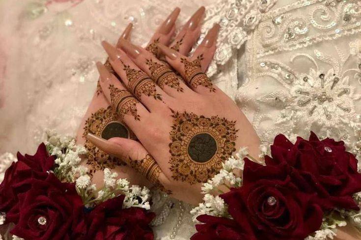 Simple Round Mehndi Design for Back Hand