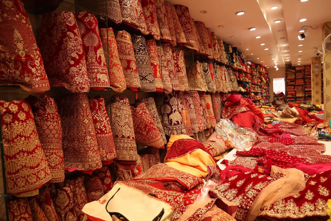 सर्वात स्वस्त लेहेंगा कलेक्शन | Best Wholesale Lehenga Market in Mumbai |  Shagun Textile Market - YouTube