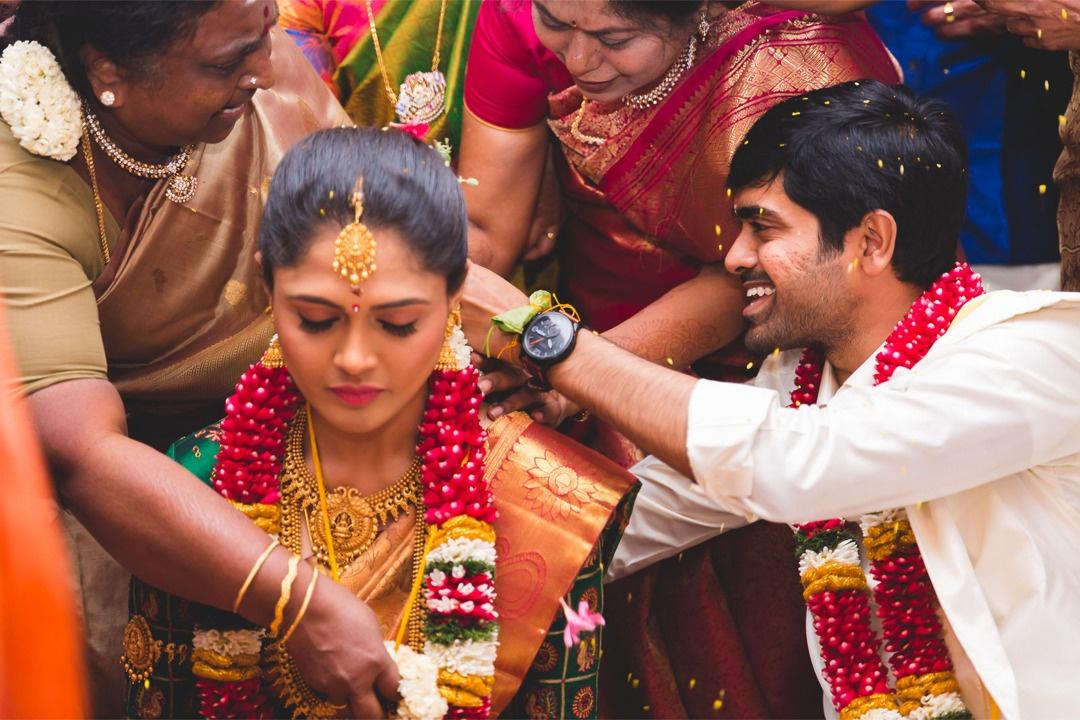 https://cdn0.weddingwire.in/article/4577/original/1280/jpg/117754-best-candid-wedding-photographers-in-chennai-dum-dum-photography.jpeg
