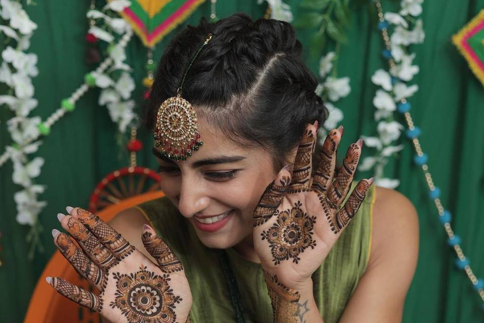 200+ Simple Mehndi Designs For Milennial Brides and Bridesmaids 