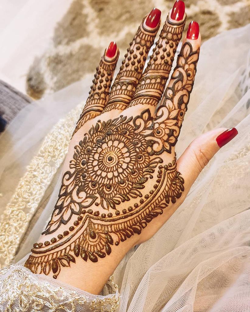 Mehndi Design Simple | Karwa Chauth Special Mehndi Design #mehndi #wedding  #9T9arts #diwali2023 #mehendi #karwachauth #fronthandmehndidesign #henna  #hennaart | By 9T9 ArtsFacebook