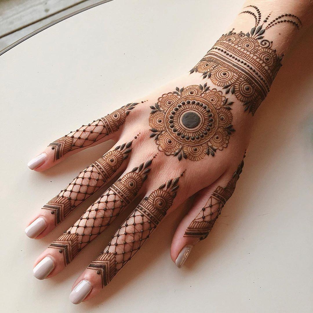 8 minimalist Mehendi designs to try this Karwa Chauth 2022 - Times of India