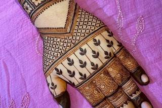 modern back hand mehndi design