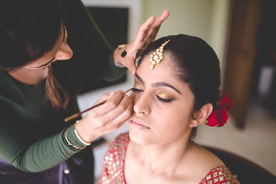 8 Beauty Parlour Makeup Details You Need To Consider To Nail The Best Package For Your Wedding 