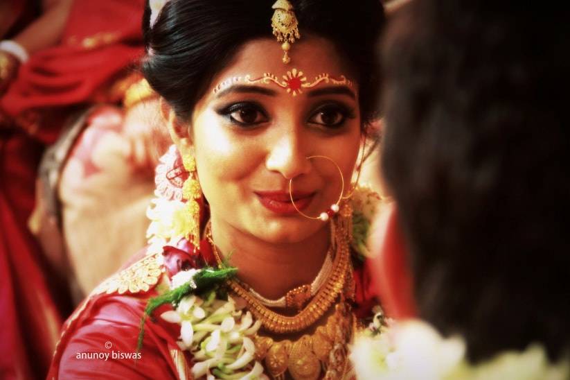 Wed Guru on Instagram: “We are just stunned, how beautiful this Bengali  Bride looks!😍 . . Via- @sayak_… | Indian bride makeup, Bengali bridal  makeup, Bengali bride