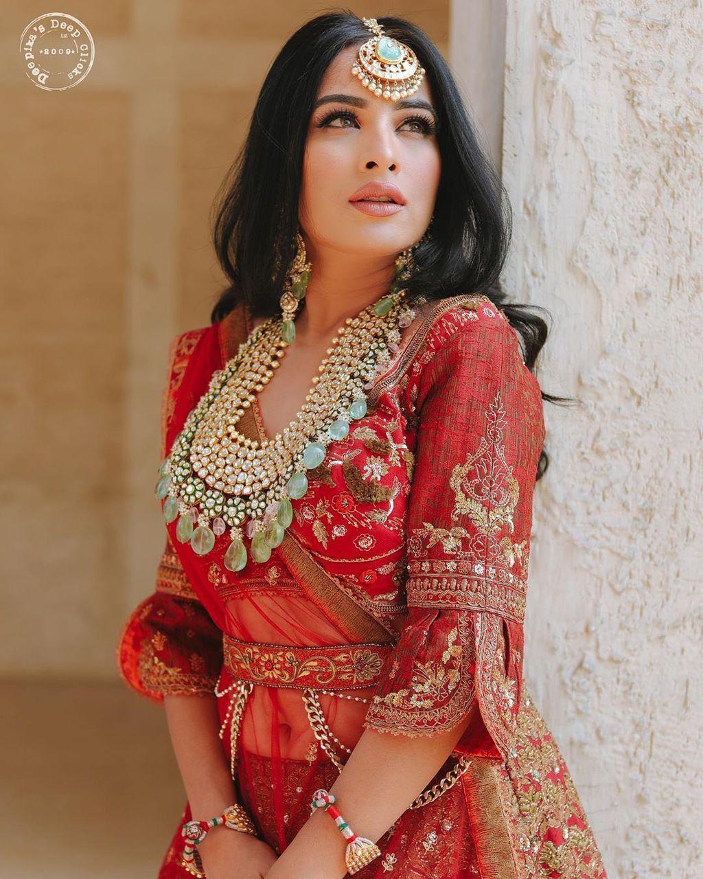 Cinch your bridal sari or lehenga with a kamarbandh to stay on trend this  season | Vogue India